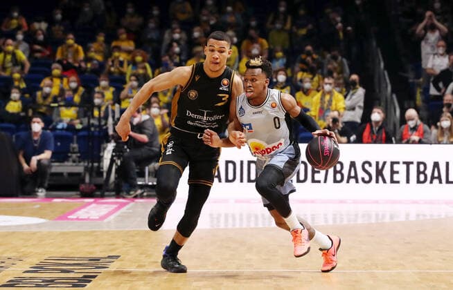 Nicholas Tischler, TJ Shorts II action game scene duel sports basketball BBL Cup Top Four mens semifinal season 2021 2022 19 02 2022 BB Löwen Braunschweig vs HAKRO Merlins Crailsheim