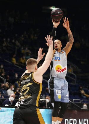 Bogdan Radosavljevic, Nicholas Tischler action game scene duel sports basketball BBL Cup Top Four mens semifinal season 2021 2022 19 02 2022 BB Löwen Braunschweig vs HAKRO Merlins Crailsheim