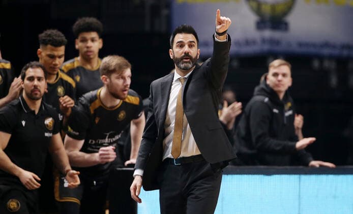 Coach Jesus Ramirez action upper body upper body sports basketball BBL Cup Top Four men semifinals season 2021 2022 19 02 2022 BB Löwen Braunschweig vs HAKRO Merlins Crailsheim