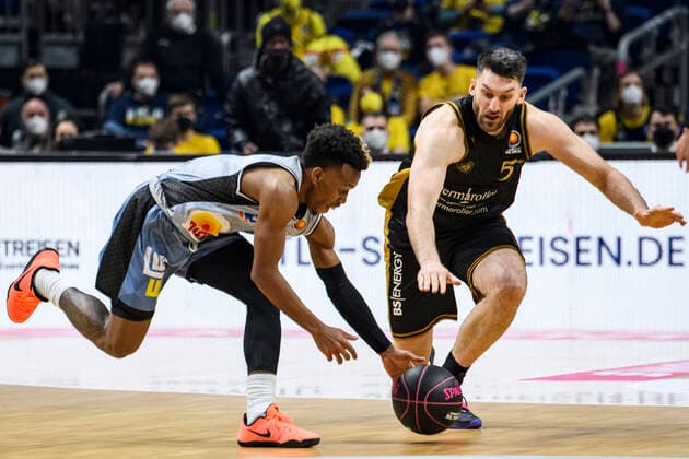 v l T J Shorts HAKRO Merlins Crailsheim, 0 , Owen Klassen Basketball Loewen Braunschweig, 05 , Duel on the floor, GER, Basketball Loewen Braunschweig vs HAKRO Merlins Crailsheim, BBL, Basketball 1 Bundesliga Maenner, Cup Top Four 2022 semifinal, 2021 2022 season, 19 02 2022, Basketball Loewen Braunschweig vs HAKRO Merlins Crailsheim, BBL, Cup Top Four 2022, semifinal, Basketball 1 Bundesliga Maenner, , 2021 2022 season, 19 02 2022, Berlin Copyright: xEibner-Pressefoto UwexKochx EP_UKH