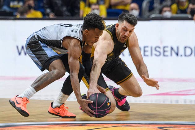v l T J Shorts HAKRO Merlins Crailsheim, 0 , Owen Klassen Basketball Loewen Braunschweig, 05 , Duel on the floor, GER, Basketball Loewen Braunschweig vs HAKRO Merlins Crailsheim, BBL, Basketball 1 Bundesliga Maenner, Cup Top Four 2022 semifinal, 2021 2022 season, 19 02 2022, Basketball Loewen Braunschweig vs HAKRO Merlins Crailsheim, BBL, Cup Top Four 2022, semifinal, Basketball 1 Bundesliga Maenner, , 2021 2022 season, 19 02 2022, Berlin Copyright: xEibner-Pressefoto UwexKochx EP_UKH
