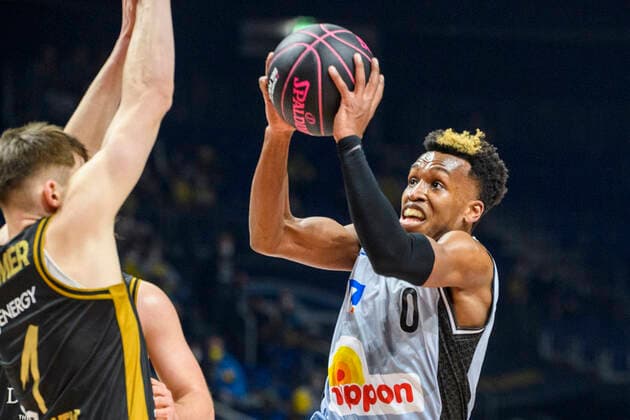 v l David Kraemer Basketball Loewen Braunschweig, 01 , T J Shorts HAKRO Merlins Crailsheim, 0 , Duel, GER, Basketball Loewen Braunschweig vs HAKRO Merlins Crailsheim, BBL, Basketball 1 Bundesliga Maenner, Cup Top Four 2022 semifinal, 2021 2022 season, 19 02 2022, Basketball Loewen Braunschweig vs HAKRO Merlins Crailsheim, BBL, Cup Top Four 2022, semifinal, Basketball 1 Bundesliga Maenner, , 2021 2022 season, 19 02 2022, Berlin Copyright: xEibner-Pressefoto UwexKochx EP_UKH