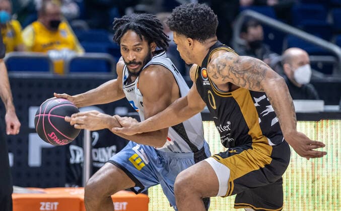 19 02 2022, Berlin, basketball, BBL Cup, semifinals, Final Four, Mercedes Benz Arena Basketball Loewen Braunschweig HAKRO Merlins Crailsheim Terrell Harris of HAKRO Merlins Crailsheim fights Braunschweigs Tookie Brown r for the ball Loewen Braunschweig Merlins Crailsheim
