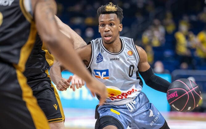 19 02 2022, Berlin, Basketball, BBL Cup, Semifinals, Final Four, Mercedes Benz Arena Basketball Loewen Braunschweig HAKRO Merlins Crailsheim T J Shorts by HAKRO Merlins Crailsheim fights for the ball Loewen Braunschweig Merlins Crailsheim