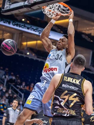 19 02 2022, Berlin, basketball, BBL Cup, semifinals, Final Four, Mercedes Benz Arena Basketball Loewen Braunschweig HAKRO Merlins Crailsheim Richmond Aririguzoh of HAKRO Merlins Crailsheim puts the ball in the basket Loewen Braunschweig Merlins Crailsheim