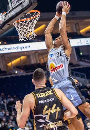 19 02 2022, Berlin, basketball, BBL Cup, semifinals, Final Four, Mercedes Benz Arena Basketball Loewen Braunschweig HAKRO Merlins Crailsheim Richmond Aririguzoh of HAKRO Merlins Crailsheim puts the ball in the basket Loewen Braunschweig Merlins Crailsheim