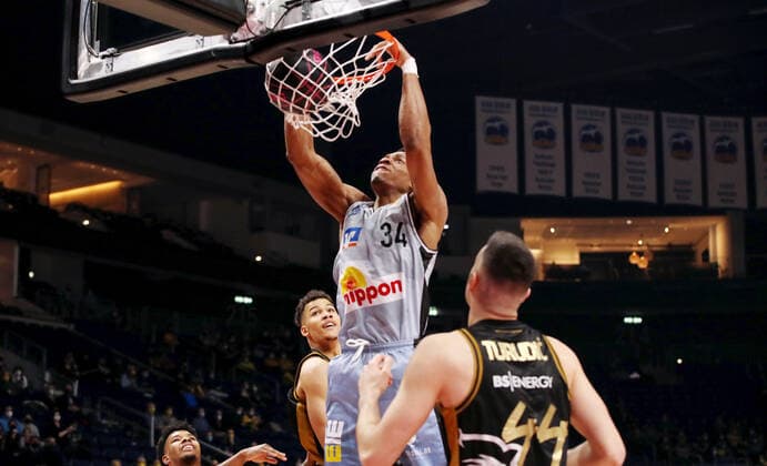 Richmond Aririguzoh dunking, Benedikt Turudic action game scene duel sports basketball BBL Cup Top Four mens semifinal season 2021 2022 19 02 2022 BB Löwen Braunschweig vs HAKRO Merlins Crailsheim