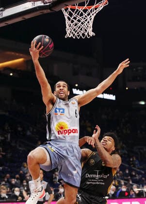 Elias Lasisi, Tookie Brown action game scene duel sports basketball BBL Cup Top Four mens semifinal season 2021 2022 19 02 2022 BB Löwen Braunschweig vs HAKRO Merlins Crailsheim