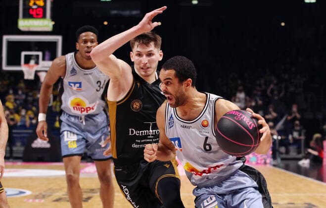 David Krämer, Elias Lasisi action game scene duel sports basketball BBL Cup Top Four mens semifinal season 2021 2022 19 02 2022 BB Löwen Braunschweig vs HAKRO Merlins Crailsheim