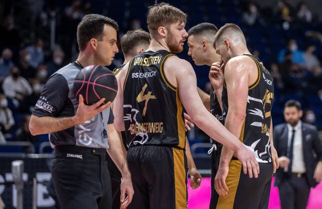 19 02 2022, Berlin, basketball, BBL Cup, semifinals, Final Four, Mercedes Benz Arena Basketball Loewen Braunschweig HAKRO Merlins Crailsheim Braunschweigs Luc van Slooten discusses with teammates Loewen Braunschweig Merlins Crailsheim
