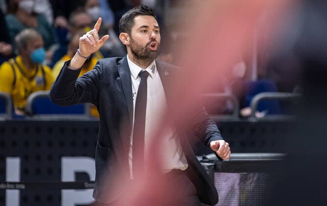 19 02 2022, Berlin, basketball, BBL Cup, semifinals, Final Four, Mercedes Benz Arena Basketball Loewen Braunschweig HAKRO Merlins Crailsheim Head coach Sebastian Gleim of HAKRO Merlins Crailsheim calls with raised finger something Loewen Braunschweig Merlins Crailsheim