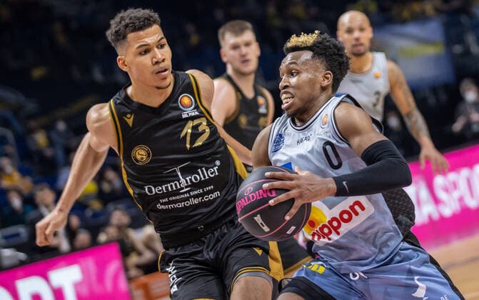 19 02 2022, Berlin, basketball, BBL Cup, semifinals, Final Four, Mercedes Benz Arena Basketball Loewen Braunschweig HAKRO Merlins Crailsheim Braunschweigs Brandon Tischler l fights for the ball against T J Shorts of HAKRO Merlins Crailsheim Loewen Braunschweig Merlins Crailsheim
