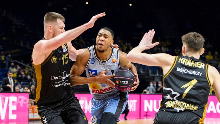 v l Martin Peterka Basketball Loewen Braunschweig, 15 , Jaren Lewis HAKRO Merlins Crailsheim, 01 , David Kraemer Basketball Loewen Braunschweig, 01 , Duel, GER, Basketball Loewen Braunschweig vs HAKRO Merlins Crailsheim, BBL, Basketball 1 Bundesliga Maenner, Cup Top Four 2022 semifinal, 2021 2022 season, 19 02 2022, Basketball Loewen Braunschweig vs HAKRO Merlins Crailsheim, BBL, Cup Top Four 2022, semifinal, Basketball 1 Bundesliga Maenner, , 2021 2022 season, 19 02 2022, Berlin Copyright: xEibner-Pressefoto UwexKochx EP_UKH