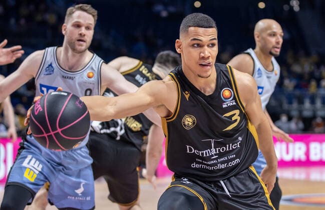 19 02 2022, Berlin, basketball, BBL Cup, semifinals, Final Four, Mercedes Benz Arena Basketball Loewen Braunschweig HAKRO Merlins Crailsheim Braunschweigs Nicholas Tischler r fights against HAKRO Merlins Crailsheims Fabian Bleck for the ball Loewen Braunschweig Merlins Crailsheim