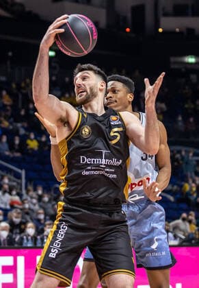 19 02 2022, Berlin, basketball, BBL Cup, semifinals, Final Four, Mercedes Benz Arena Basketball Loewen Braunschweig HAKRO Merlins Crailsheim Braunschweigs Owen Klassen l fights Richmond Aririguzoh of HAKRO Merlins Crailsheim for the ball Loewen Braunschweig Merlins Crailsheim