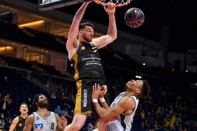v l Owen Klassen Basketball Loewen Braunschweig, 05 , Richmond Aririguzoh HAKRO Merlins Crailsheim, 34 , in duel at the basket, GER, Basketball Loewen Braunschweig vs HAKRO Merlins Crailsheim, BBL, Basketball 1 Bundesliga Maenner, Cup Top Four 2022 semifinal, 2021 2022 season, 19 02 2022, Basketball Loewen Braunschweig vs HAKRO Merlins Crailsheim, BBL, Cup Top Four 2022, semifinal, Basketball 1 Bundesliga Maenner, , 2021 2022 season, 19 02 2022, Berlin Copyright: xEibner-Pressefoto UwexKochx EP_UKH