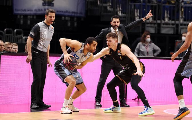 Elias Lasisi, David Krämer action game scene duel sports basketball BBL Cup Top Four mens semifinal season 2021 2022 19 02 2022 BB Löwen Braunschweig vs HAKRO Merlins Crailsheim