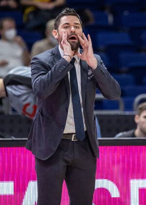 19 02 2022, Berlin, basketball, BBL Cup, semifinals, Final Four, Mercedes Benz Arena Basketball Loewen Braunschweig HAKRO Merlins Crailsheim Head coach Sebastian Gleim of HAKRO Merlins Crailsheim calls his team something to Loewen Braunschweig Merlins Crailsheim