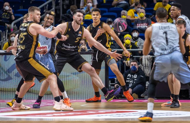 19 02 2022, Berlin, basketball, BBL Cup, semifinals, Final Four, Mercedes Benz Arena Basketball Loewen Braunschweig HAKRO Merlins Crailsheim T J Shorts by HAKRO Merlins Crailsheim fights Braunschweigs Martin Peterka l and Owen Klassen 3 v l for the ball Loewen Braunschweig Merlins Crailsheim