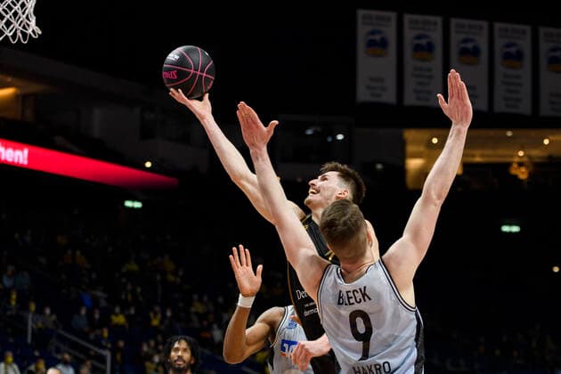 v l David Kraemer Basketball Loewen Braunschweig, 01 , Fabian Bleck HAKRO Merlins Crailsheim, 09 , Duel at the basket, GER, Basketball Loewen Braunschweig vs HAKRO Merlins Crailsheim, BBL, Basketball 1 Bundesliga Maenner, Cup Top Four 2022 semifinal, 2021 2022 season, 19 02 2022, Basketball Loewen Braunschweig vs HAKRO Merlins Crailsheim, BBL, Cup Top Four 2022, semifinal, Basketball 1 Bundesliga Maenner, , 2021 2022 season, 19 02 2022, Berlin Copyright: xEibner-Pressefoto UwexKochx EP_UKH