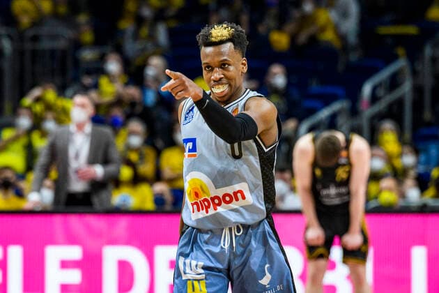 T J Shorts HAKRO Merlins Crailsheim, 0 , Joy and cheers after basket, GER, Basketball Loewen Braunschweig vs HAKRO Merlins Crailsheim, BBL, Basketball 1 Bundesliga Maenner, Pokal Top Four 2022 Semifinals, season 2021 2022, 19 02 2022, Basketball Loewen Braunschweig vs HAKRO Merlins Crailsheim, BBL, Cup Top Four 2022, Semifinals, Basketball 1 Bundesliga Maenner, , season 2021 2022, 19 02 2022, Berlin Copyright: xEibner-Pressefoto UwexKochx EP_UKH