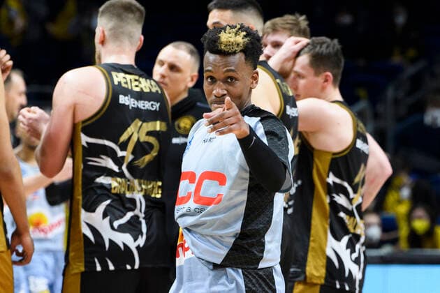 T J Shorts HAKRO Merlins Crailsheim, 0 , Jubilation and joy Crailsheim wins the battle to enter the semifinals, GER, Basketball Loewen Braunschweig vs HAKRO Merlins Crailsheim, BBL, Basketball 1 Bundesliga Maenner, Cup Top Four 2022 semifinals, 2021 2022 season, 19 02 2022, Basketball Loewen Braunschweig vs HAKRO Merlins Crailsheim, BBL, Cup Top Four 2022, semifinals, Basketball 1 Bundesliga Maenner, , 2021 2022 season, 19 02 2022, Berlin Copyright: xEibner-Pressefoto UwexKochx EP_UKH