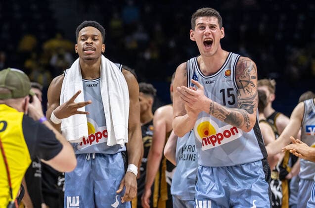 19 02 2022, Berlin, basketball, BBL Cup, semifinals, Final Four, Mercedes Benz Arena Basketball Loewen Braunschweig HAKRO Merlins Crailsheim Bogdan Radosavljevic r and Richmond Aririguzoh of HAKRO Merlins Crailsheim cheer after winning the semifinals Loewen Braunschweig Merlins Crailsheim