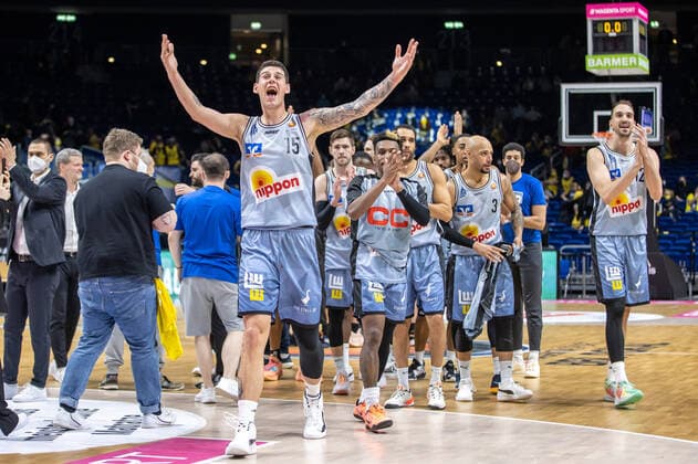 19 02 2022, Berlin, basketball, BBL Cup, semifinals, Final Four, Mercedes Benz Arena Basketball Loewen Braunschweig HAKRO Merlins Crailsheim Bogdan Radosavljevic of HAKRO Merlins Crailsheim cheers after winning the semifinals Loewen Braunschweig Merlins Crailsheim
