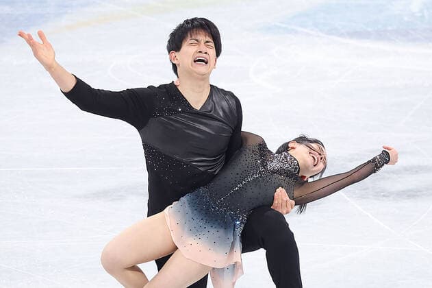 Sport Bilder des Tages (220219) -- BEIJING, Feb. 19, 2022 -- Miura Riku (R) Kihara Ryuichi of Japan react during the Figure skating, Eiskunstlauf pair skating free skating of the Beijing 2022 Winter Olympics at Capital Indoor Stadium in Beijing, capital of China, Feb. 19, 2022. ) (BEIJING2022)CHINA-BEIJING-OLYMPIC Winter games, Winterspiele,Spiele, Summer games FIGURE SKATING-PAIR SKATING-FREE SKATING (CN) ZhangxYuwei 