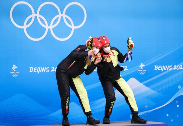 BEIJING, CHINA - FEBRUARY 19, 2022: Gold medalists Laura Nolte (L) and Deborah Levi of Germany at a flower ceremony for the 2-woman bobsleigh at the 2022 Winter Olympic Games, Olympische Spiele, Olympia, OS at the Yanqing National Sliding Centre. Anton Novoderezhkin TASS  TS124672