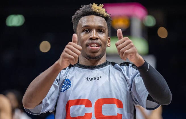 19 02 2022, Berlin, basketball, BBL Cup, semifinals, Final Four, Mercedes Benz Arena Basketball Loewen Braunschweig HAKRO Merlins Crailsheim T J Shorts by HAKRO Merlins Crailsheim cheers after winning the semifinals Loewen Braunschweig Merlins Crailsheim