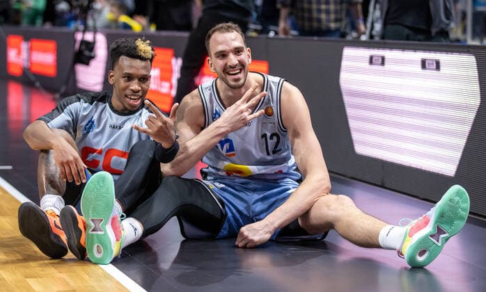 19 02 2022, Berlin, basketball, BBL Cup, semifinals, Final Four, Mercedes Benz Arena Basketball Loewen Braunschweig HAKRO Merlins Crailsheim T J Shorts l and Dejan Kovacevic of HAKRO Merlins Crailsheim cheer after winning the semifinals Loewen Braunschweig Merlins Crailsheim