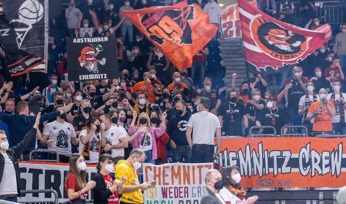 19 02 2022, Berlin, Basketball, BBL Cup, Semifinals, Final Four, Mercedes Benz Arena ALBA Berlin Niners Chemnitz Fans of NINERS Chemnitz cheer on their team ALBA Berlin Niners Chemnitz