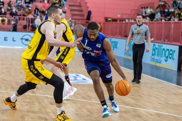Daniel Keppeler Tigers Tuebingen, 31 Shawn Occeus Phoenix Hagen, 01 Tigers Tuebingen vs Phoenix Hagen, 2 Basketball Bundesliga, Pro A, Barmer 2 Basketball, 32 Spieltag , Spielzeit 2021 2022, 19 02 2022 Tigers Tuebingen vs Phoenix Hagen, 2 Basketball Bundesliga, Pro A, Barmer 2 Basketball, 32 Spieltag , Spielzeit 2021 2022, 19 02 2022 Tuebingen Copyright: xNinaxSanderx xEibnerxPressefotox EP_NSR