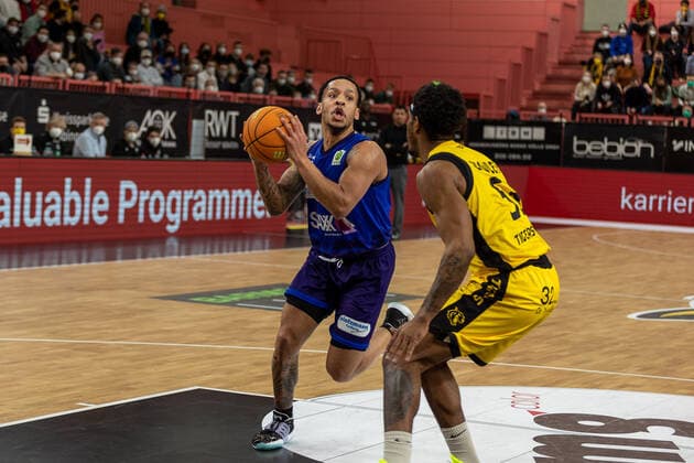 CJ Walker Phoenix Hagen, 11 Isaiah Crawley Tigers Tuebingen, 53 Tigers Tuebingen vs Phoenix Hagen, 2 Basketball Bundesliga, Pro A, Barmer 2 Basketball, 32 Spieltag , Spielzeit 2021 2022, 19 02 2022 Tigers Tuebingen vs Phoenix Hagen, 2 Basketball Bundesliga, Pro A, Barmer 2 Basketball, 32 Spieltag , Spielzeit 2021 2022, 19 02 2022 Tuebingen Copyright: xNinaxSanderx xEibnerxPressefotox EP_NSR