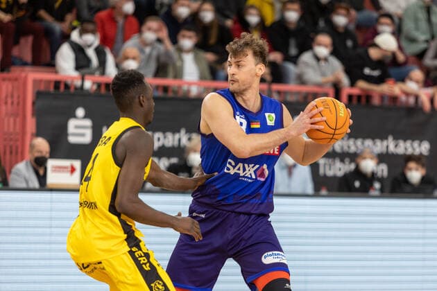 Bakary Dibba Tigers Tuebingen, 44 Phillip Daubner Phoenix Hagen, 013 Tigers Tuebingen vs Phoenix Hagen, 2 Basketball Bundesliga, Pro A, Barmer 2 Basketball, 32 Spieltag , Spielzeit 2021 2022, 19 02 2022 Tigers Tuebingen vs Phoenix Hagen, 2 Basketball Bundesliga, Pro A, Barmer 2 Basketball, 32 Spieltag , Spielzeit 2021 2022, 19 02 2022 Tuebingen Copyright: xNinaxSanderx xEibnerxPressefotox EP_NSR
