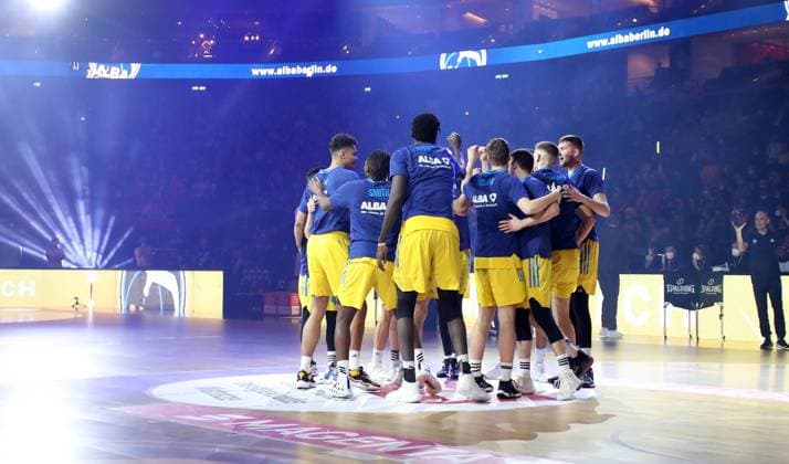 Alba team circle swear in before the start of the game ritual sports basketball BBL Cup Top Four mens semifinals season 2021 2022 19 02 2022 Alba Berlin vs Chemnitz 99ers Niners