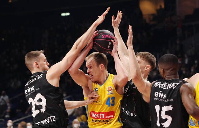 Mindaugas Susinskas, Luke Sikma, Jonas Richter action game scene duel sports basketball BBL Cup Top Four mens semifinal season 2021 2022 19 02 2022 Alba Berlin vs Chemnitz 99ers Niners
