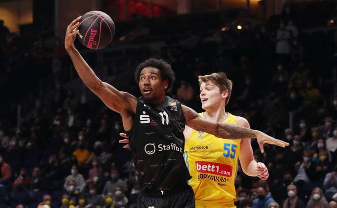 Isiaha Mike, Ben Lammers action game scene duel sport basketball BBL cup top four men semifinal season 2021 2022 19 02 2022 Alba Berlin vs Chemnitz 99ers Niners