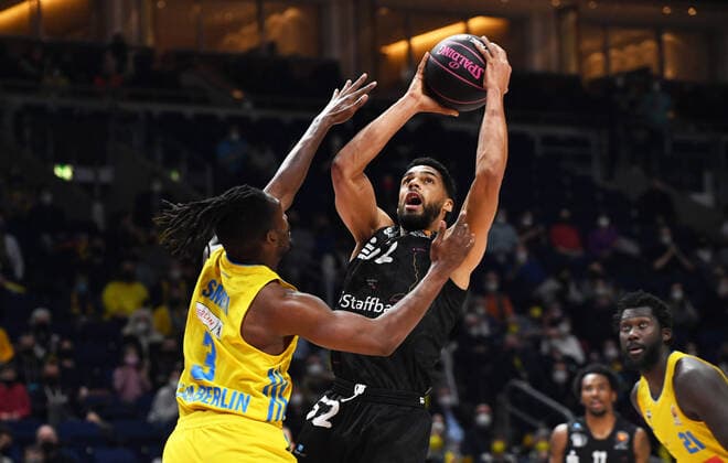 Basketball, men, season 2021 2022, MagentaSport BBL Cup, TOP FOUR Semifinal 2 , Alba Berlin Niners Chemnitz, v l Jaleen Smith Alba Berlin , Trent Lockett Niners Chemnitz , 19 02 2022, Copyright: xSebastianxRäppold MatthiasxKochx