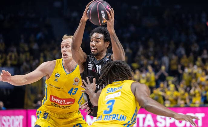 19 02 2022, Berlin, basketball, BBL Cup, semifinals, Final Four, Mercedes Benz Arena ALBA Berlin Niners Chemnitz ALBAs Luke Sikma l and Jaleen Smith r fight for the ball against NINERS Chemnitz Isiaha Mike ALBA Berlin Niners Chemnitz