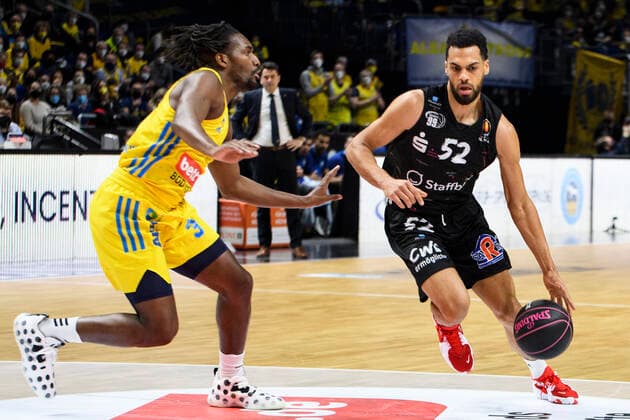 v l Jaleen Smith Alba Berlin, 03 , Trent Lockett Niners Chemnitz, 52 , duel, GER, Basketball,Alba Berlin vs Chemnitz Niners, BBL, Basketball 1 Bundesliga Maenner, Pokal Top Four 2022, Spiel ums Halbfinale, Saison 2021 2022, 19 02 2022, Basketball Alba Berlin vs Chemnitz Niners, BBL, Pokal Top Four 2022, Spiel ums Halbfinale, Basketball 1 Bundesliga Maenner, , Saison 2021 2022, 19 02 2022, Berlin Copyright: xEibner-Pressefoto UwexKochx EP_UKH