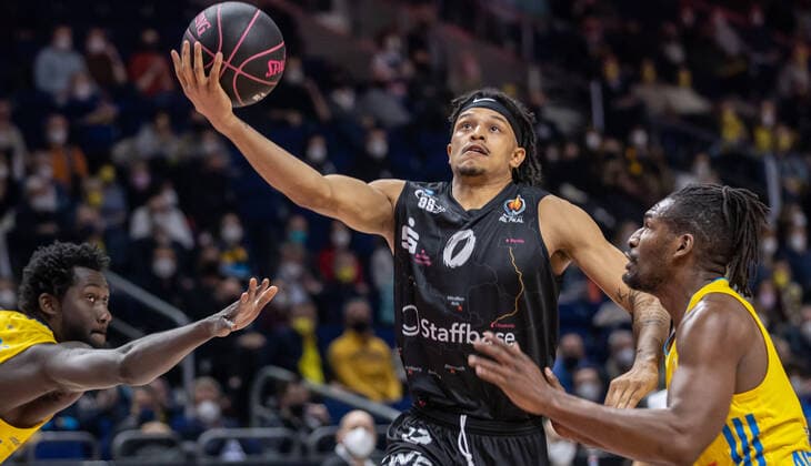 19 02 2022, Berlin, basketball, BBL Cup, semifinals, Final Four, Mercedes Benz Arena ALBA Berlin Niners Chemnitz Nelson Weidemann of NINERS Chemnitz fights ALBAs Jaleen Smith r for the ball ALBA Berlin Niners Chemnitz