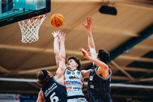 BB 2BL BSW Sixers ART Gaints Duesseldorf Wade Booker Coplin 6 ART Gaints Duesseldorf and Robin Danes 18 BSW Sixers , Lennart Boner 51 ART Gaints Duesseldorf during the season 2021 22 men in the Barmer 2 Bundesliga ProB between BSW Sixers and SCH ART Gaints Duesseldorf at the Ballsporthalle Sandersdorf on 19 February 2022 in Sandersdorf, Saxony Anhalt, Germany