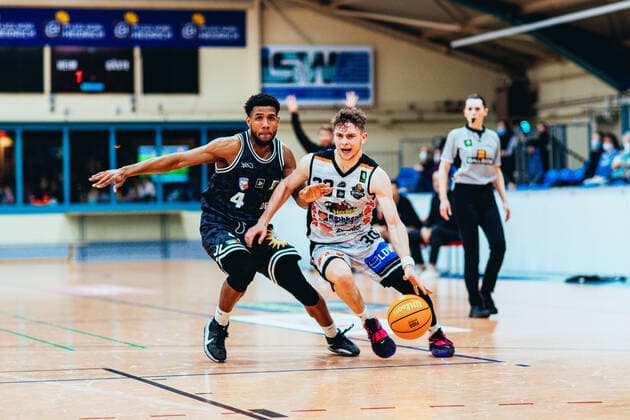BB 2BL BSW Sixers ART Gaints Duesseldorf Vincent Friederici 30 BSW Sixers in duel with Quadre Lollis 4 ART Gaints Duesseldorf during the 2021 season 22 men in the Barmer 2 Bundesliga ProB between BSW Sixers and SCH ART Gaints Duesseldorf at the Ballsporthalle Sandersdorf on 19 February 2022 in Sandersdorf, Saxony Anhalt, Germany
