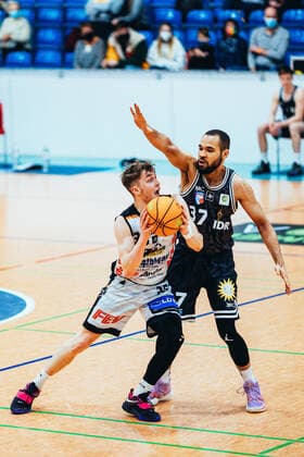 BB 2BL BSW Sixers ART Gaints Düsseldorf Vincent Friederici 30 BSW Sixers and Samuel Mpacko 37 ART Gaints Düsseldorf during the 2021 season 22 men in the Barmer 2 Bundesliga ProB between BSW Sixers and SCH ART Gaints Düsseldorf at the Ballsporthalle Sandersdorf on 19 February 2022 in Sandersdorf, Saxony Anhalt, Germany