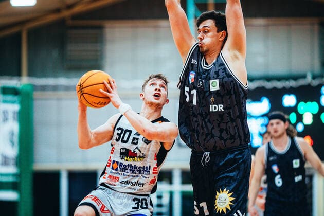 BB 2BL BSW Sixers ART Gaints Duesseldorf Vincent Friederici 30 BSW Sixers and Lennart Boner 51 ART Gaints Duesseldorf during the 2021 season 22 men in the Barmer 2 Bundesliga ProB between BSW Sixers and SCH ART Gaints Duesseldorf at the Ballsporthalle Sandersdorf on 19 February 2022 in Sandersdorf, Saxony Anhalt, Germany