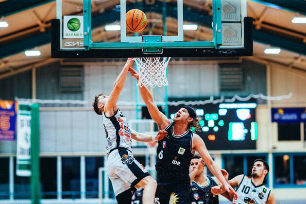 BB 2BL BSW Sixers ART Gaints Düsseldorf Vincent Friederici 30 BSW Sixers in duel with Booker Wade Coplin 6 ART Gaints Düsseldorf during the 2021 season 22 men in the Barmer 2 Bundesliga ProB between BSW Sixers and SCH ART Gaints Düsseldorf at the Ballsporthalle Sandersdorf on 19 February 2022 in Sandersdorf, Saxony Anhalt, Germany