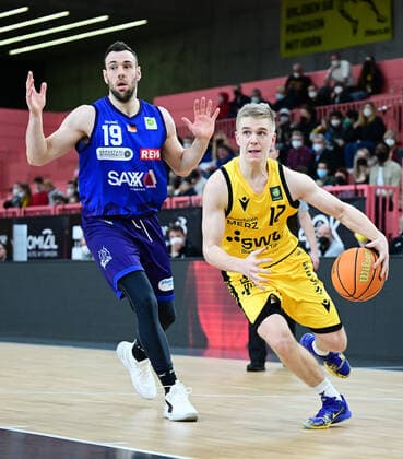 Basketball 2 Bundesliga 2021 2022 32 matchday at Paul Horn Arena Tigers Tuebingen Phoenix Hagen 19 02 2022 Aatu Kivimaeki r, Tigers vs. Dominik Spohr l, Hagen