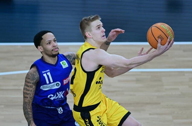 Basketball 2 Bundesliga 2021 2022 32 game day at Paul Horn Arena Tigers Tuebingen Phoenix Hagen 19 02 2022 Aatu Kivimaeki r, Tigers vs. Clarence Walker l, Hagen